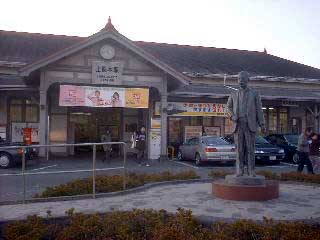上熊本駅駅舎と、夏目漱石像